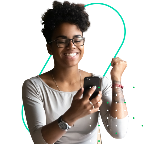 Cliente comemorando com o celular na mão